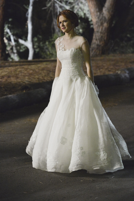 April Kepner (Sarah Drew) en robe de mariée