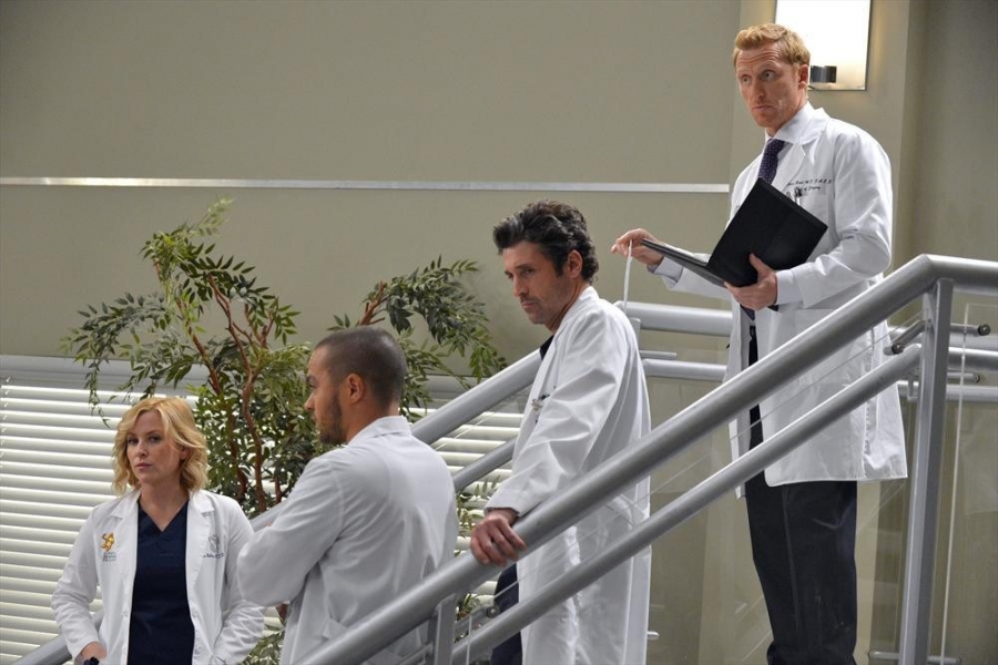Les médecins dans l'escalier de l'hôpital