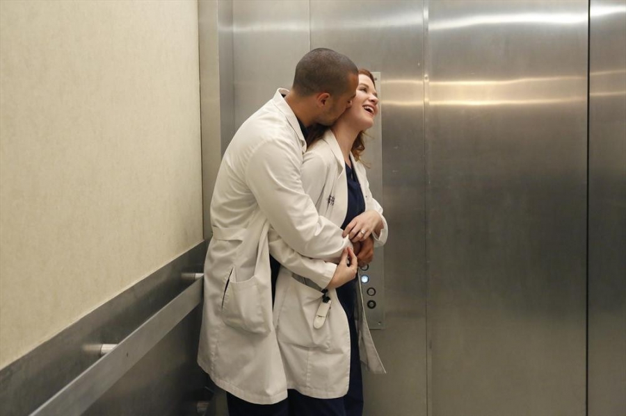 April Kepner (Sarah Drew) et Jackson Avery (Jesse Williams) dans l'ascenseur 