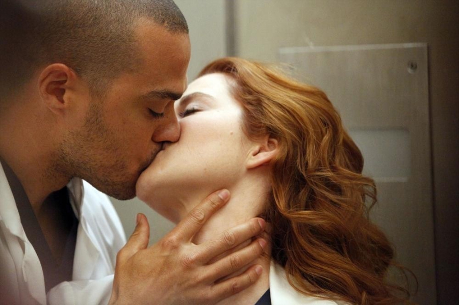 April Kepner (Sarah Drew) et Jackson Avery (Jesse Williams) qui s'embrassent dans l'ascenseur 