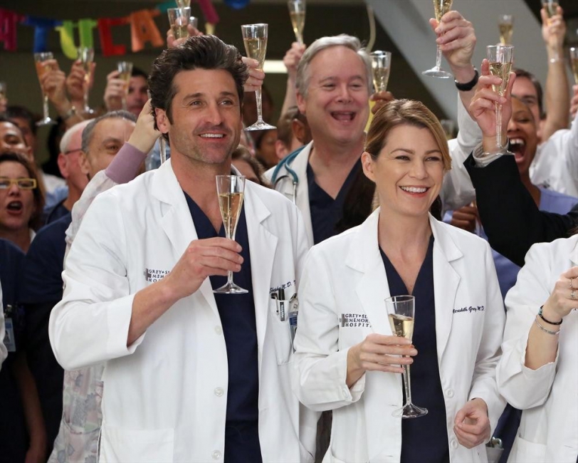 Meredith Grey (Ellen Pompeo), Derek Shepherd (Patrick Dempsey) et les autres médecins qui félicitent Cristina pour sa nomination au prix Harper Avery