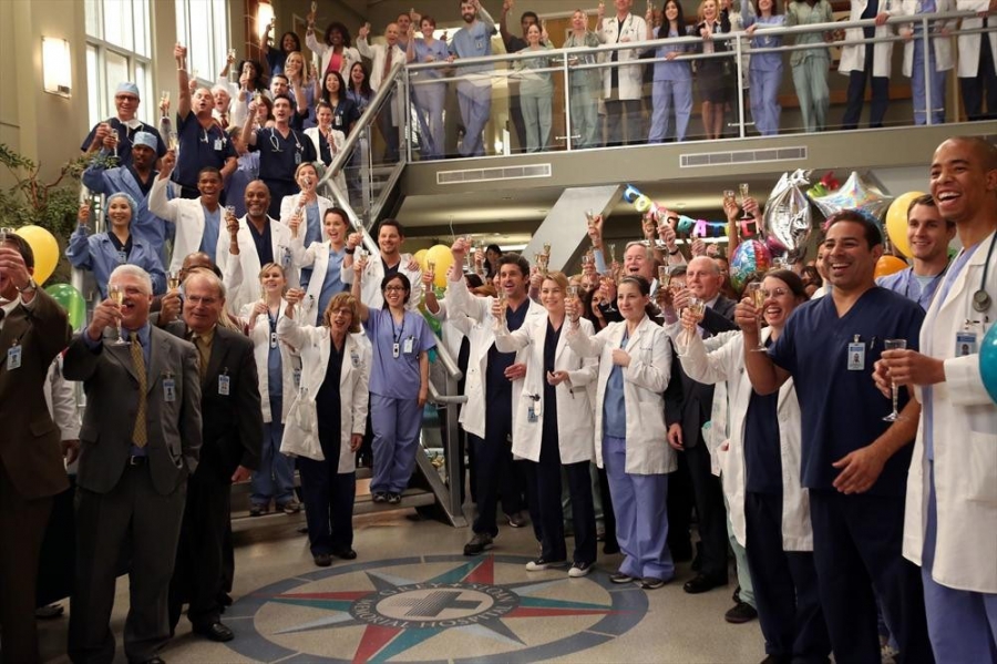 Les médecins de l'hôpital qui applaudissent Cristina Yang pour sa nomination