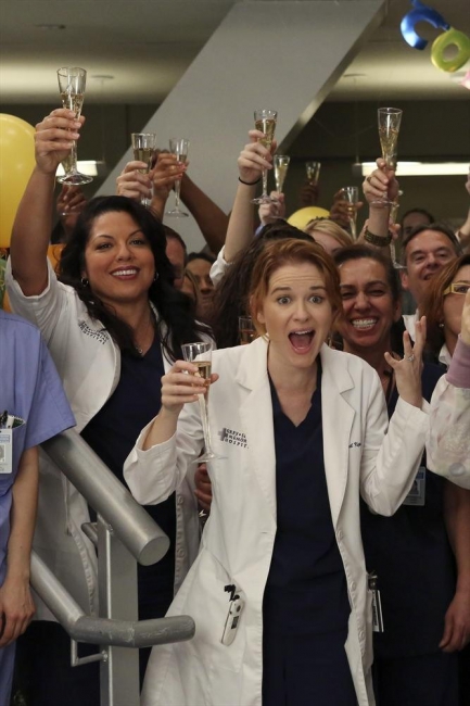 April Kepner (Sarah Drew), Callie Torres (Sara Ramirez) et les autres médecins qui applaudissent Cristina Yang