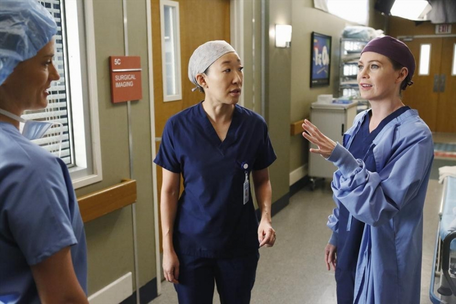 Meredith Grey (Ellen Pompeo), Cristina Yang (Sandra Oh) et une infirmière