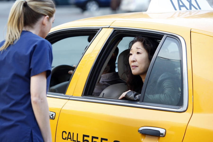 Meredith Grey (Ellen Pompeo) qui dit au revoir à Cristina Yang (Sandra Oh)