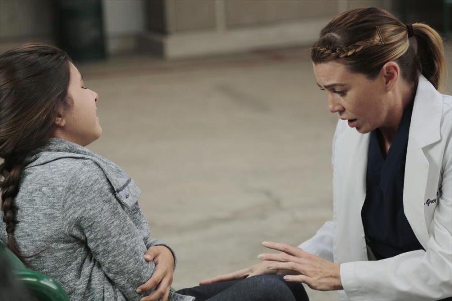 Meredith Grey (Ellen Pompeo) et une petite fille