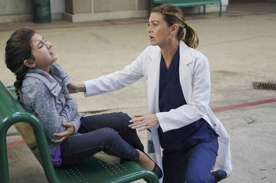 Meredith Grey (Ellen Pompeo) et une petite fille