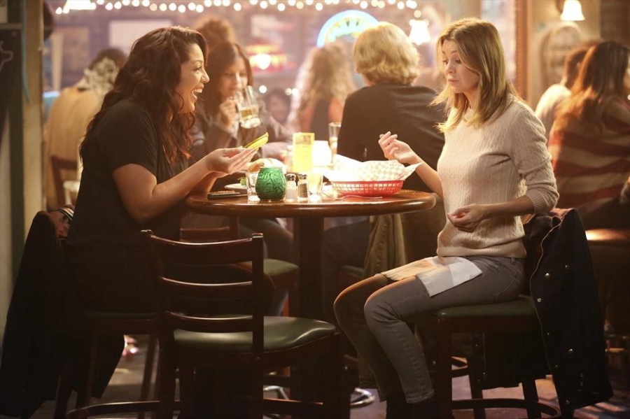 Callie Torres (Sara Ramirez) et Meredith Grey (Ellen Pompeo) au bar
