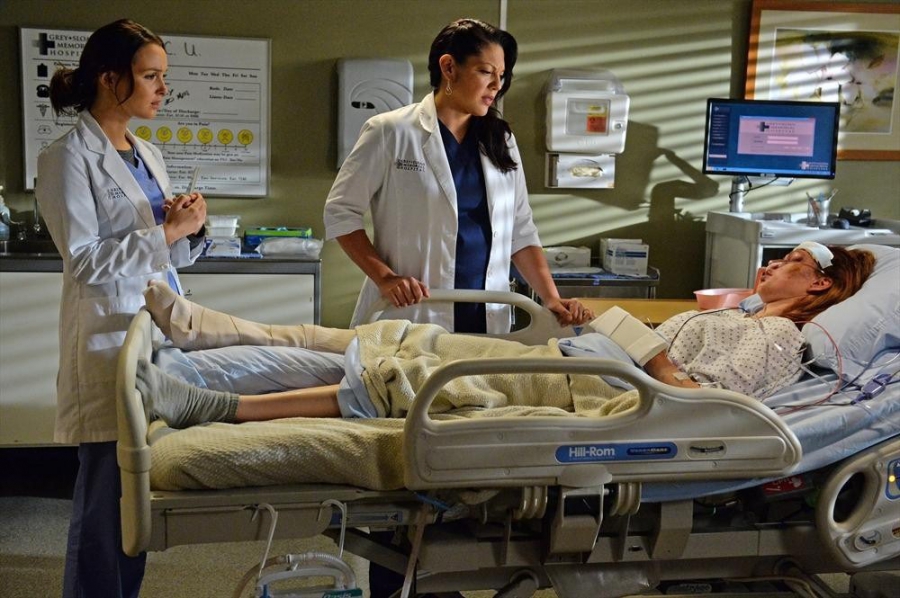 Jo Wilson (Camilla Luddington) et Callie Torres (Sara Ramirez) avec leur patient
