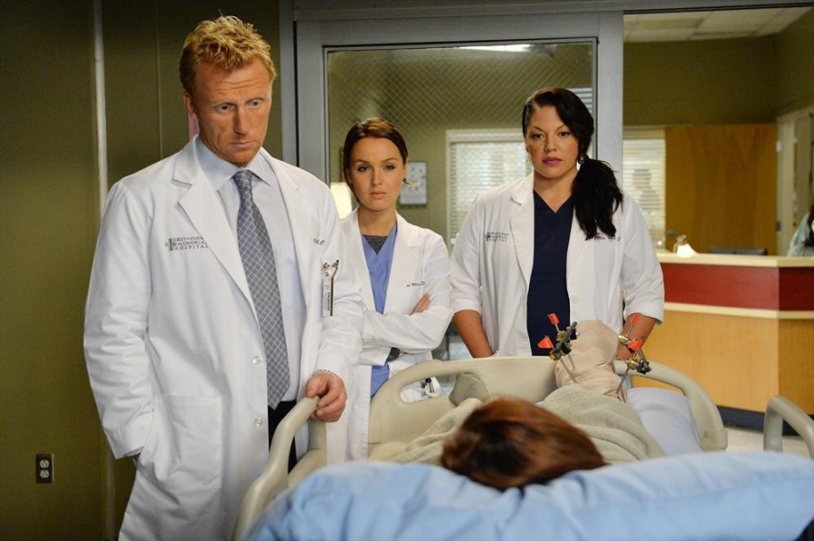Jo Wilson (Camilla Luddington), Callie Torres (Sara Ramirez) et Owen Hunt (Kevin McKidd) dans la chambre d'un patient