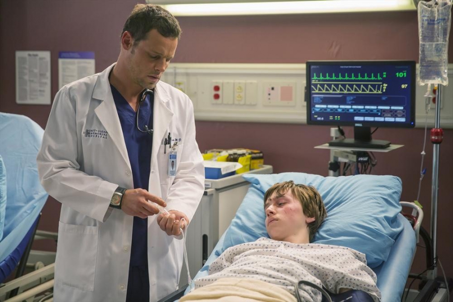 Alex Karev (Justin Chambers) avec son patient