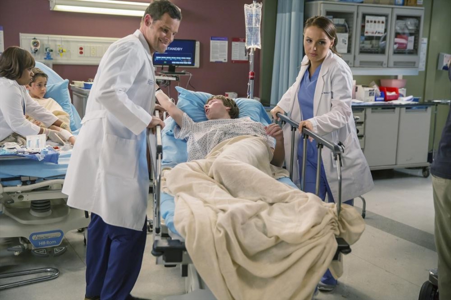 Alex Karev (Justin Chambers) et Jo Wilson (Camilla Luddington) aux urgences
