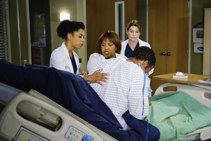 Miranda Bailey (Chandra Wilson), Maggie Pierce (Kelly McCreary), Meredith Grey (Ellen Pompeo) et leur patient