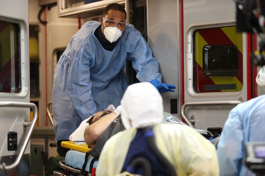 Ben Warren (Jason George) qui arrive aux urgences avec un patient 