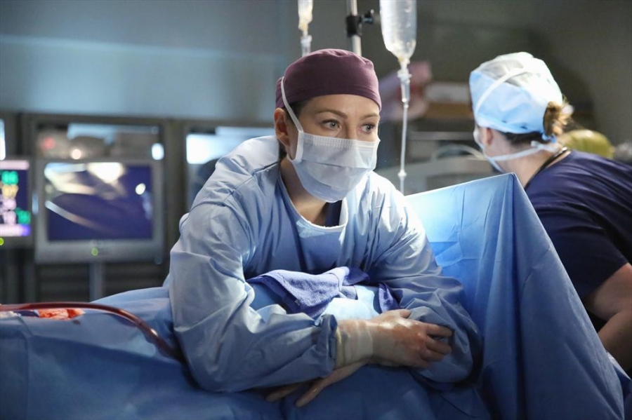 Meredith Grey (Ellen Pompeo) au bloc qui protège le patient sur la table d'opération