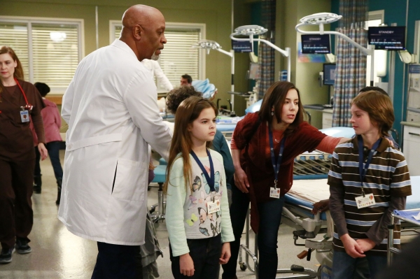 Richard Webber (James Pickens Jr) avec des élèves qui visitent l'hôpital