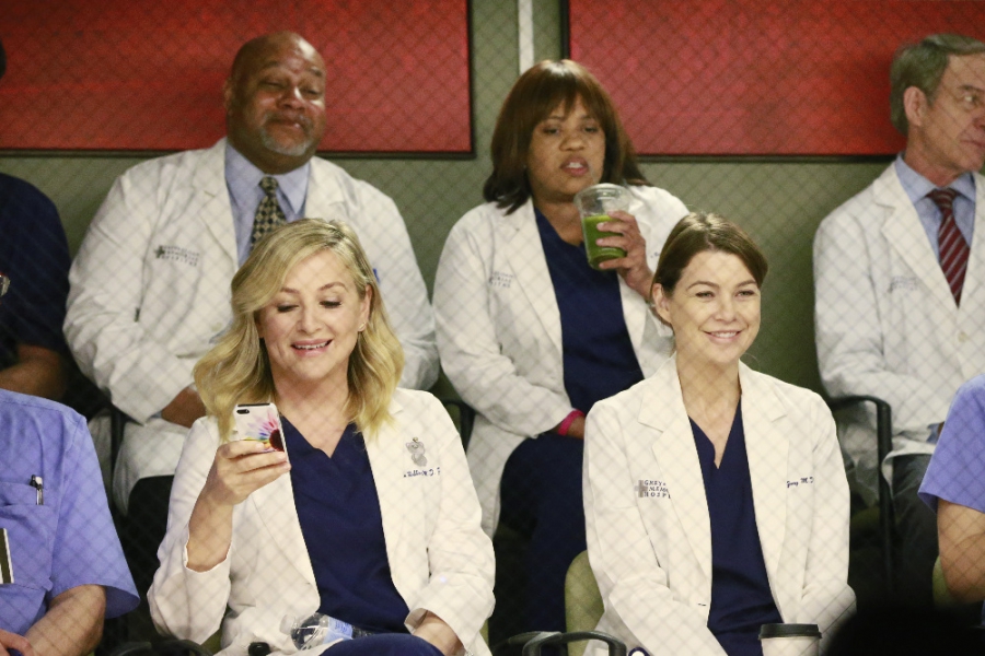Arizona Robbins (Jessica Capshaw), Miranda Bailey (Chandra Wilson) et Meredith Grey (Ellen Pompeo) qui regardent une chirurgie