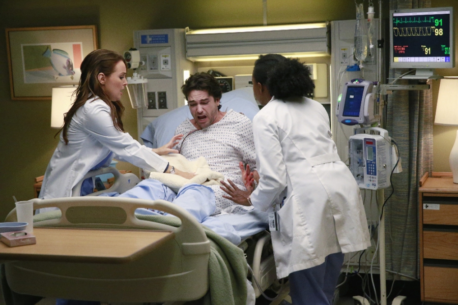 Jo Wilson (Camilla Luddington), Stephanie Edwards (Jerrika Hinton) et leur patient