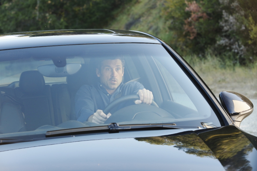 Derek Shepherd (Patrick Dempsey) qui arrive sur le lieu d'un accident de voiture