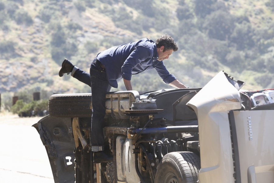 Derek Shepherd (Patrick Dempsey) qui va essayer d'aider les blessés