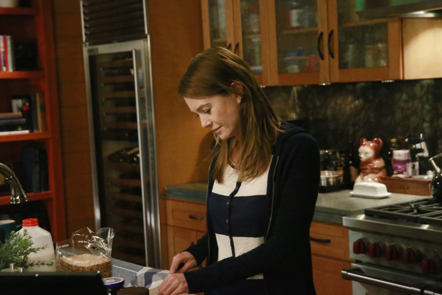 Meredith Grey (Ellen Pompeo) qui cuisine