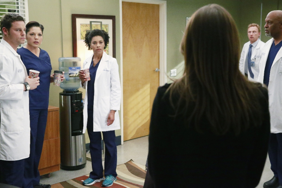 Meredith Grey (Ellen Pompeo) qui arrive à l'hôpital suite au décès de Derek