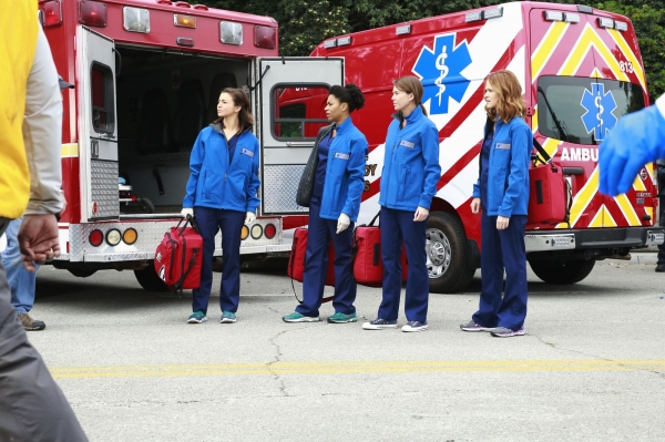 Amelia Shepherd (Caterina Scorsone), Maggie Pierce (Kelly McCreary), Meredith Grey (Ellen Pompeo) et April Kepner (Sarah Drew) en déplacement