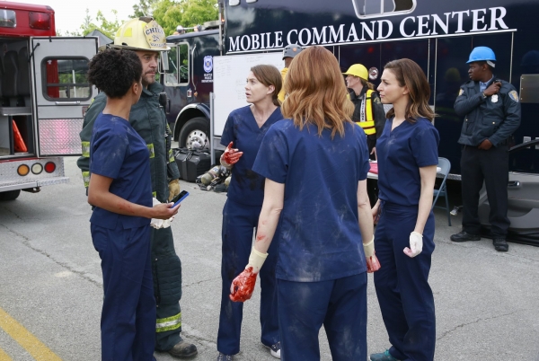 Amelia Shepherd (Caterina Scorsone), Maggie Pierce (Kelly McCreary), Meredith Grey (Ellen Pompeo) et April Kepner (Sarah Drew) en déplacement