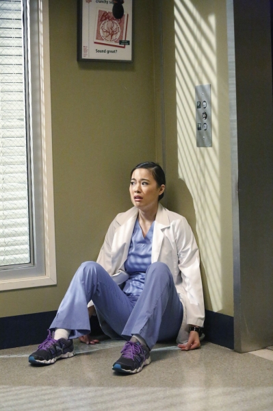 Une interne assise dans le couloir de l'hôpital