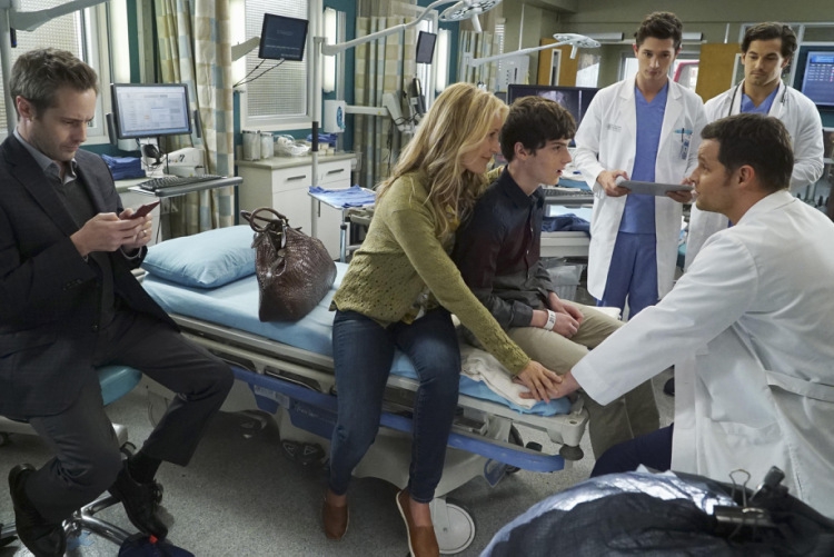 Alex Karev (Justin Chambers) et un patient