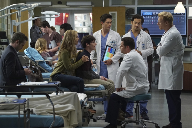 Alex Karev (Justin Chambers) et les internes aux urgences
