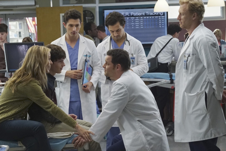 Alex Karev (Justin Chambers) et son patient aux urgences