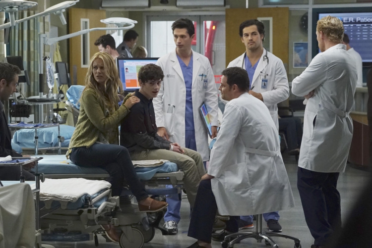 Alex Karev (Justin Chambers) et son patient aux urgences