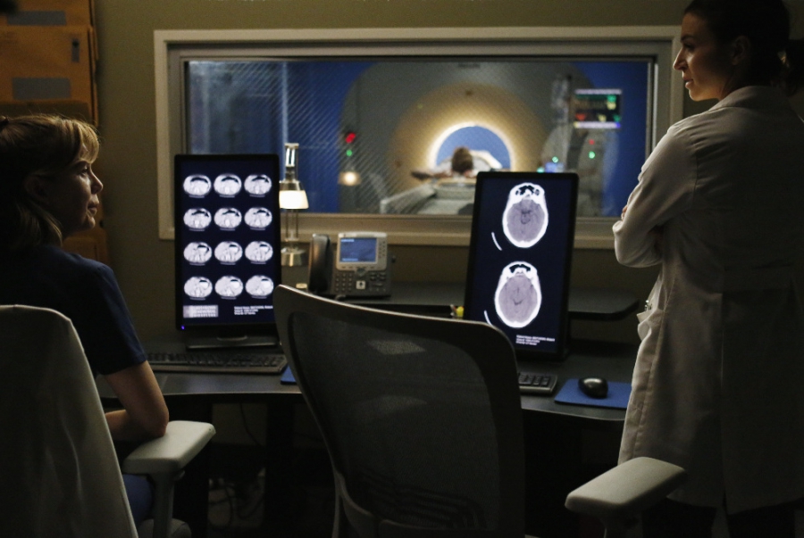 Meredith Grey (Ellen Pompeo), et Amelia Shepherd (Caterina Scorsone) dans la salle de scanner
