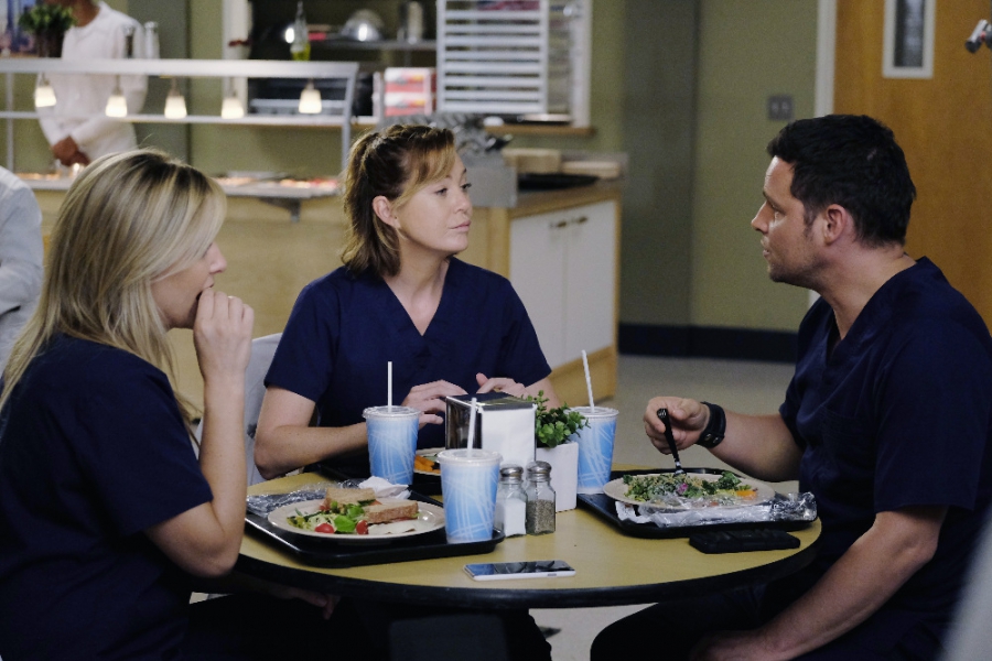 Meredith Grey (Ellen Pompeo), Alex Karev (Justin Chambers) et Arizona Robbins (Jessica Capshaw) au self