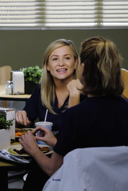 Meredith Grey (Ellen Pompeo), et Arizona Robbins (Jessica Capshaw) au self