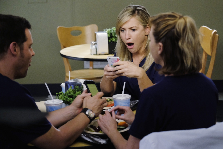Meredith Grey (Ellen Pompeo), Alex Karev (Justin Chambers) et Arizona Robbins (Jessica Capshaw) au self