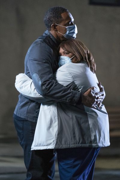 Miranda Bailey (Chandra Wilson) et Ben Warren (Jason George) qui se prennent dans les bras 