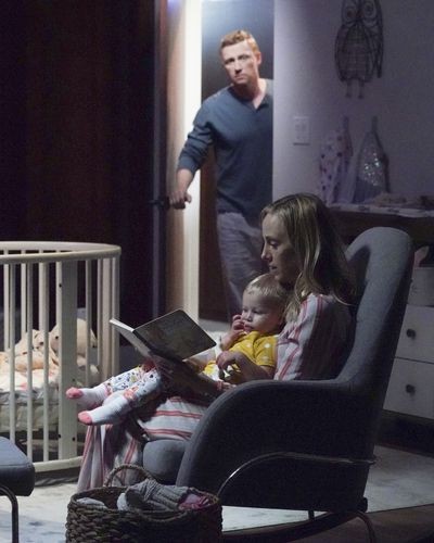 Owen qui rentre dans la chambre pendant que Teddy lit un livre à leur fille 