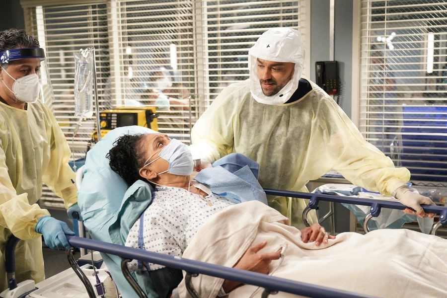 Jackson Avery (Jesse Williams) qui s'occupe d'une patiente 