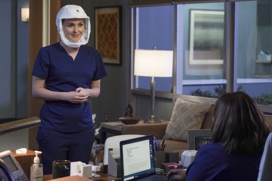 Jo Wilson (Camilla Luddington) dans le bureau de Miranda Bailey (Chandra Wilson)