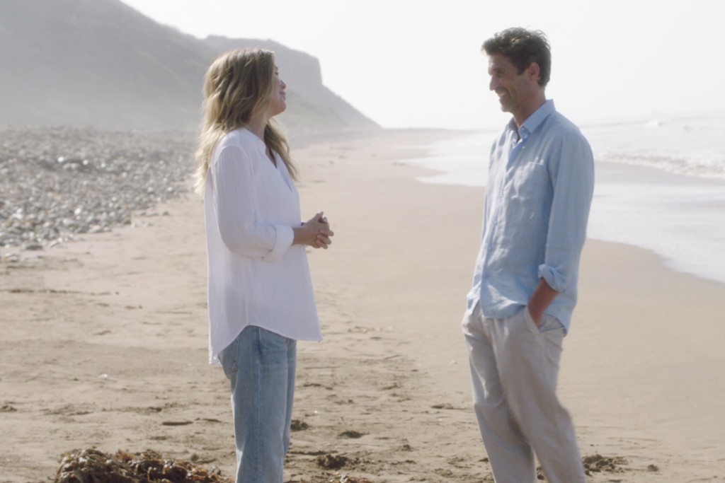 Meredith Grey (Ellen Pompeo) et Derek Shepherd (Patrick Dempsey) qui discutent sur la plage 