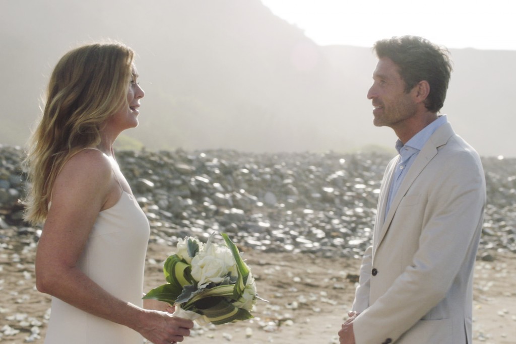 Meredith et Derek qui se marient sur la plage 