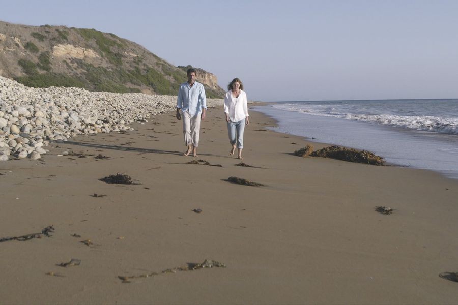 Meredith et Derek qui marchent sur la plage 