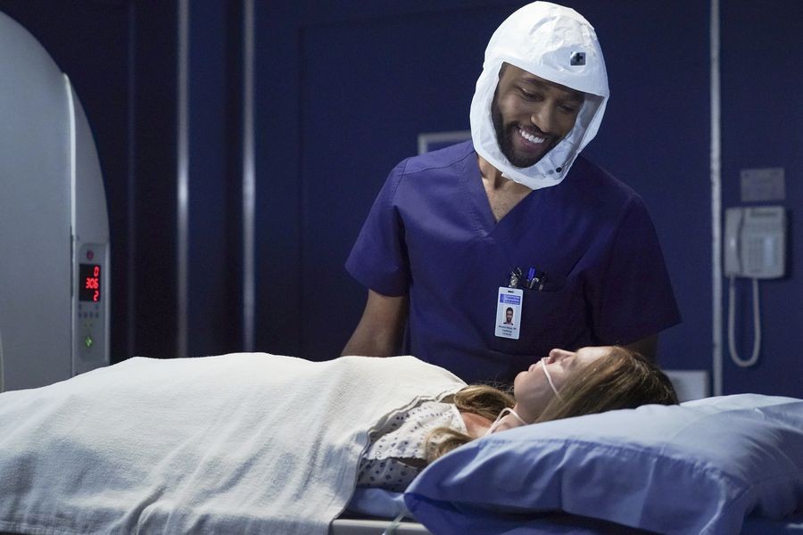 Winston (Anthony Hill) qui amène Meredith Grey (Ellen Pompeo) faire un scan