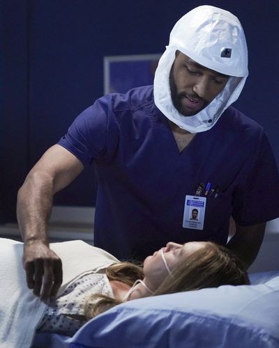 Winston (Anthony Hill) qui amène Meredith Grey (Ellen Pompeo) faire un scan