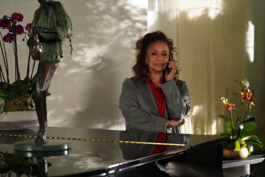 Catherine Fox (Debbie Allen) au téléphone 
