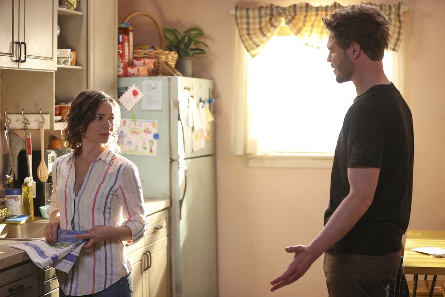 Jack (Grey Damon) et Inara (Colleen Foy) discutent dans la cuisine