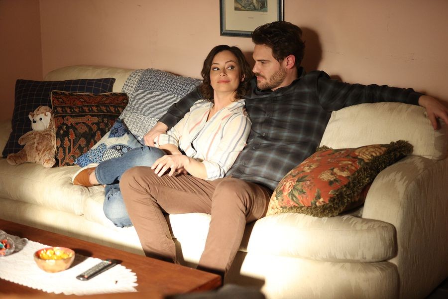 Jack (Grey Damon) et Inara (Colleen Foy) sur le canapé