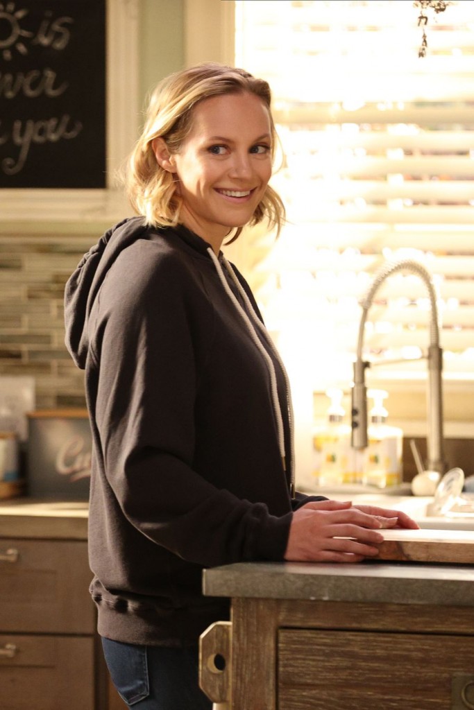 Maya (Danielle Savre) dans sa cuisine